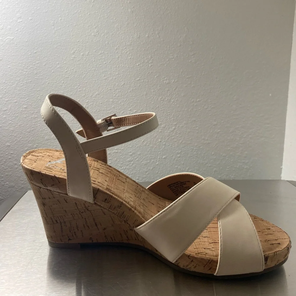 AEROSOLES Women's Tan Wedge Sandals